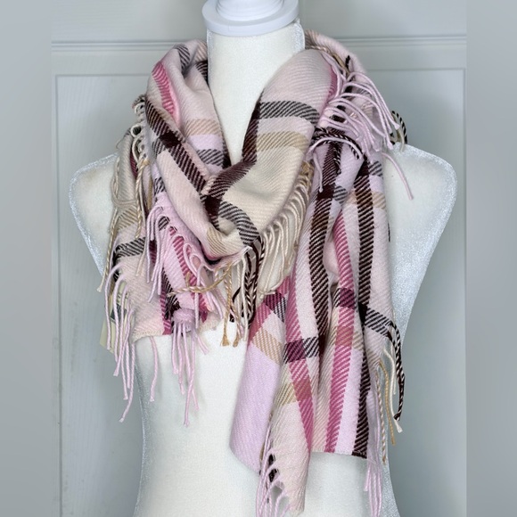 Lord & Taylor Pink and Cream plaid fringe scarf new - Picture 2 of 7